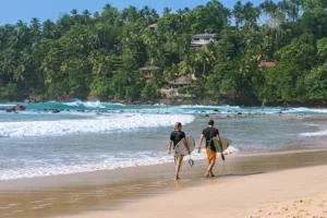 Plage de Mirissa sur la côte sud du Sri Lanka, séjour balnéaire de Noël en famille