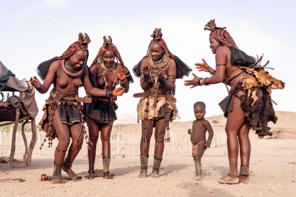 Himbas près du Hoanib Valley camp © Natural Selection